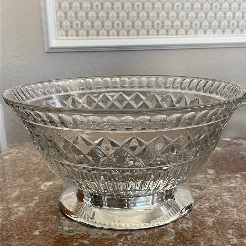 Beautiful 9" Elegant Clear Glass Bowl